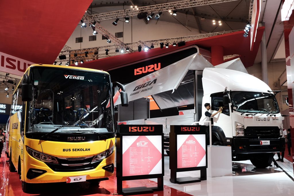 aktivitas sosial di booth Isuzu