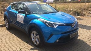 Mengendarai Toyota C-HR