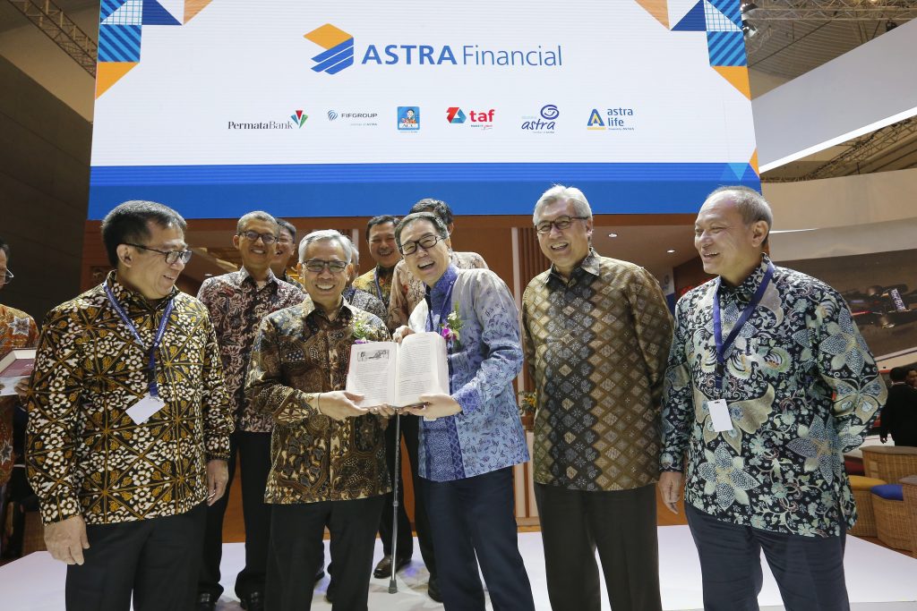 Ketua Otoritas Jasa Keuangan Resmikan Booth Astra Financial di GIIAS 2019