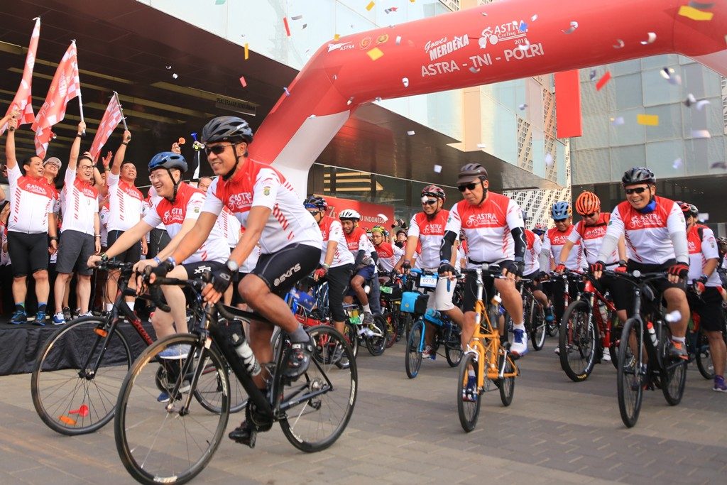 Presiden Direktur Astra Prijono Sugiarto (kedua kiri), Pangdam Jaya Mayjen TNI Eko Margiyono (ketiga kiri) dan Kapolda Metro Jaya Irjen Gatot Eddy Pramono (kiri) melakukkan flag off Gowes Merdeka Astra-TNI-Polri di Astra Biz Center, BSD (18/8).